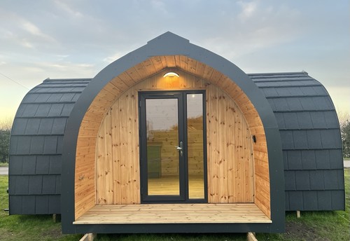 Side entrance glamping - side,